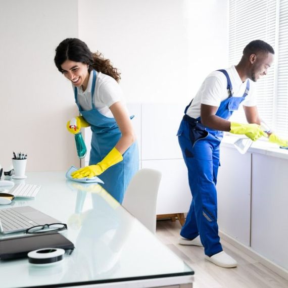 profesionales limpiando una oficina